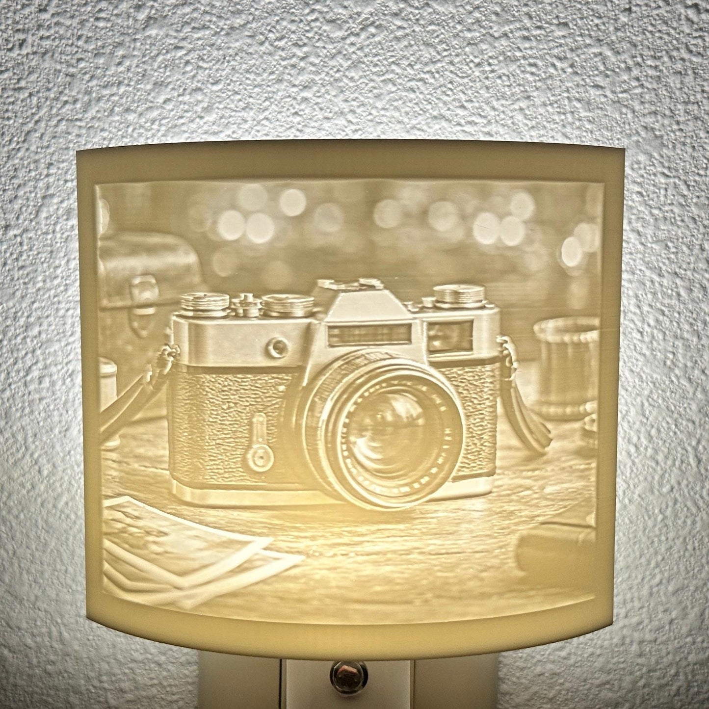 White camera lithophane night light featuring a detailed vintage-style camera on a tabletop with soft background lights, curved photography-themed decor for bedrooms, offices, studios, or camera enthusiasts.