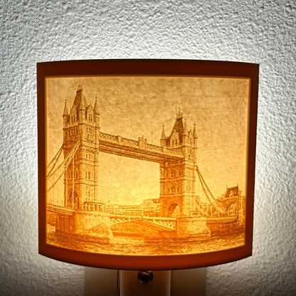 Warm glowing Tower Bridge lithophane night light featuring a detailed London bridge cityscape, curved travel-themed decor for bedrooms, offices, hallways, or England and architecture lovers.