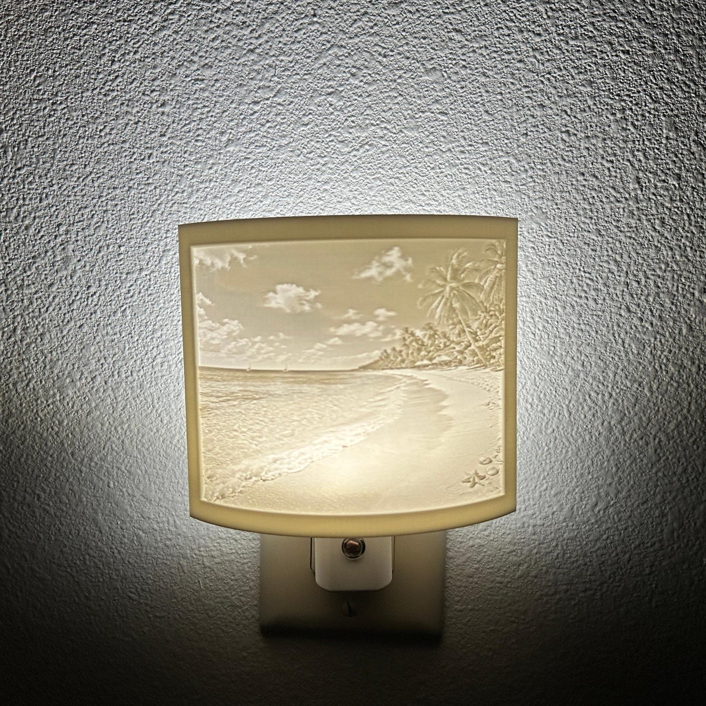White tropical beach lithophane night light featuring palm trees, ocean waves, sandy shoreline, and seashell details, softly glowing curved coastal decor for bedrooms, bathrooms, beach houses, or relaxing spaces.