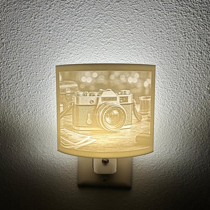 White camera lithophane night light featuring a detailed vintage-style camera on a tabletop with soft background lights, curved photography-themed decor for bedrooms, offices, studios, or camera enthusiasts.