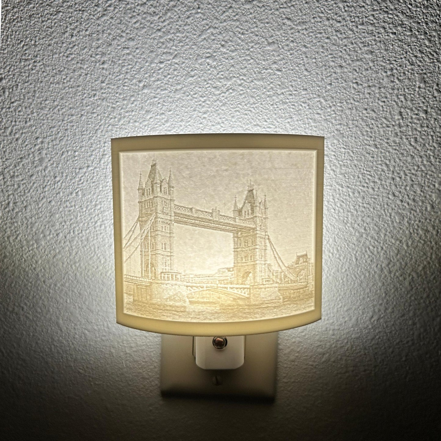 White Tower Bridge lithophane night light featuring a detailed London bridge cityscape, softly glowing curved travel-themed decor for bedrooms, offices, hallways, or architecture enthusiasts.