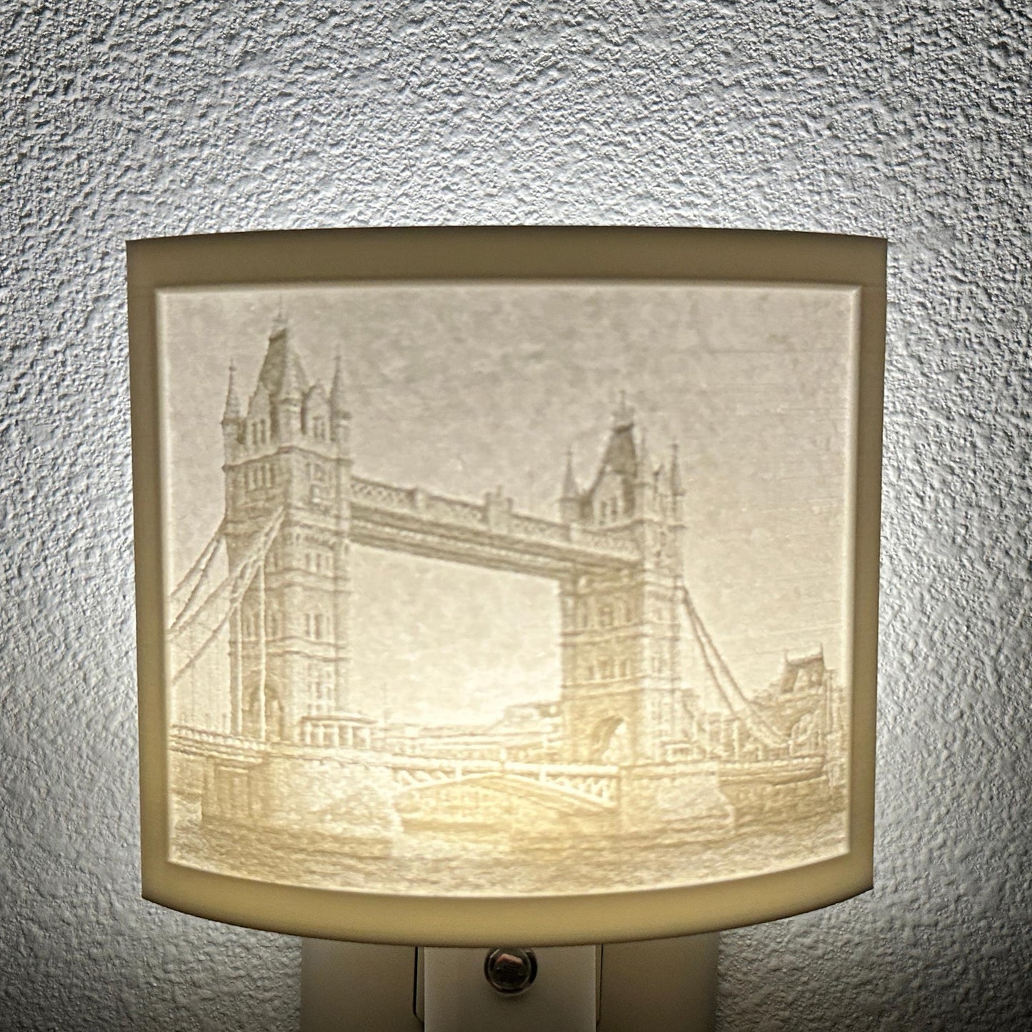 White Tower Bridge lithophane night light featuring a detailed London bridge cityscape, softly glowing curved travel-themed decor for bedrooms, offices, hallways, or architecture enthusiasts.